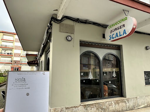 Entrada exterior de la Cervecería Burguer Scala con cartel en la fachada