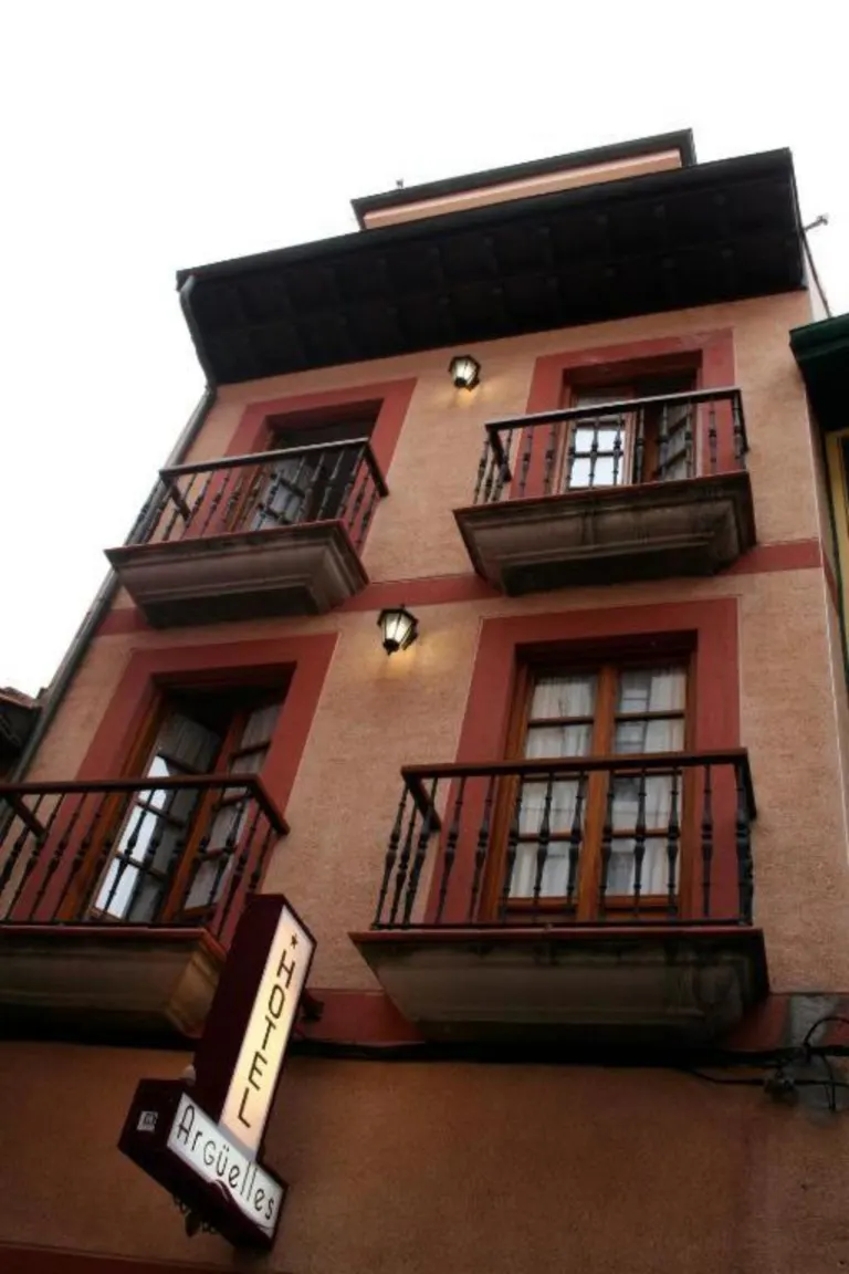 Fachada y balcones de la pensión Argüelles