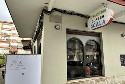 Entrada exterior de la Cervecería Burguer Scala con cartel en la fachada