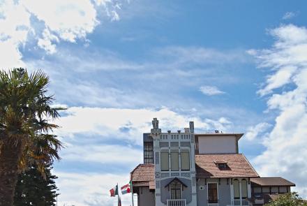 Chalet de los Marqueses de Argüelles frente a la playa de Santa Marina, edificio histórico arquitectura indiana, símbolo del inicio del veraneo turístico en Ribadesella.
