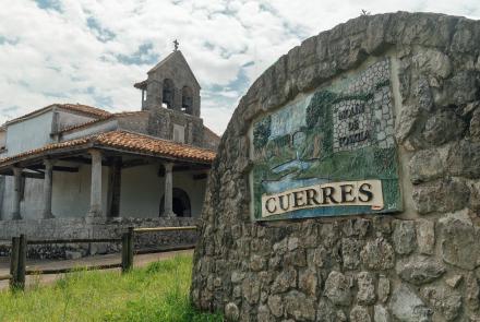 Vista del monolito de Cuerres y su iglesia