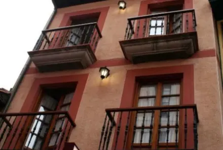 Fachada y balcones de la pensión Argüelles