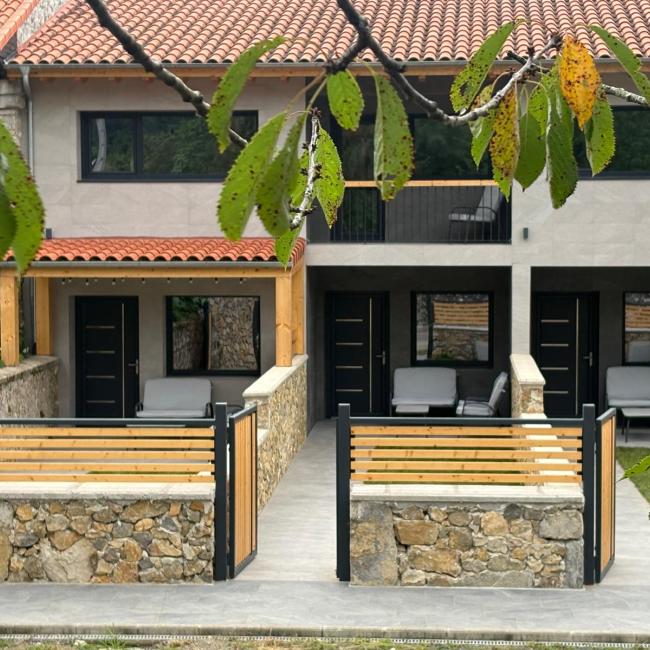 Fachada de los Apartamentos Rurales Cerecera en Cuerres